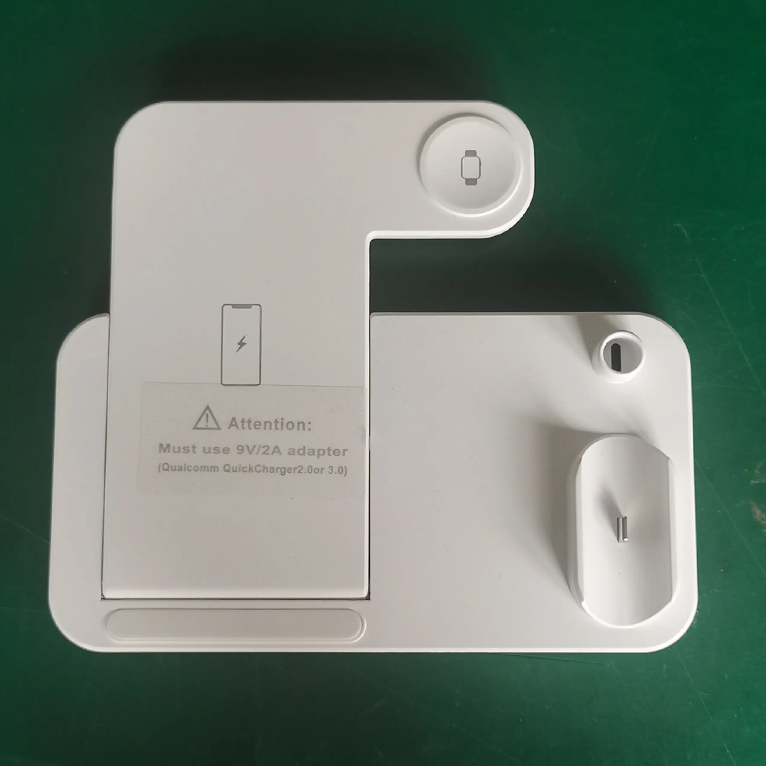 Foldable 3-in-1 Wireless Charger Stand - الصورة 3